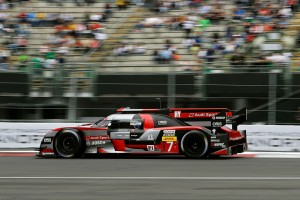 失格裁定を受けたものの、開幕戦でトップチェッカーを受けた7号車アウディR18