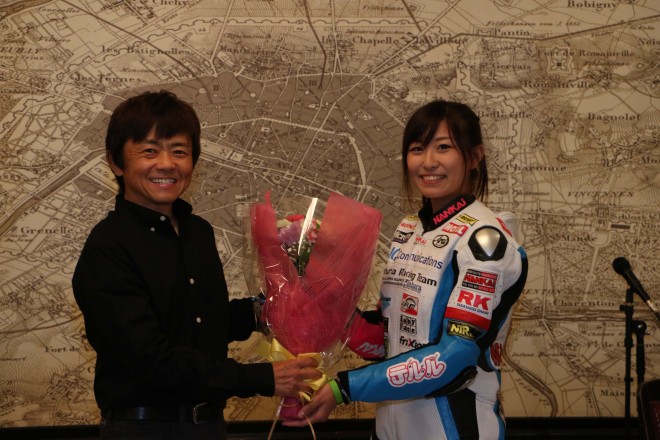 岡崎に花束を贈る井形さん