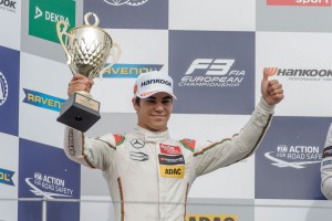 パパはトミーヒルフィガーなどファッション業界の億万長者