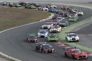 レースを制した88号車メルセデスAMG GT3はオープニングの2コーナーで首位に浮上。