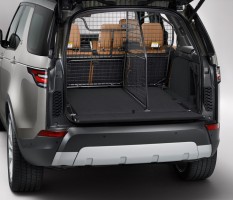 ラゲッジパーテションやディバイダーなど、荷室にも豊富なアクセサリーが用意される