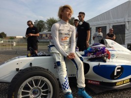 笑顔でヴァレルンガのレースを待つ“絶望的なオタク”