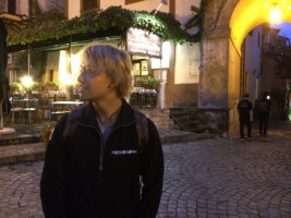 「ジブリの世界に紛れ込んだようですね」と印象を語る万璃音