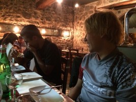 ブラッチャーノ湖畔のレストランで夕飯を楽しむ万璃音