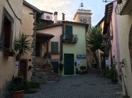 トレビニャーノ・ロマーノの裏路地を散策。可愛い風景