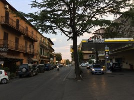 現地でよく見掛ける“eni”のガスステーションの先が湖