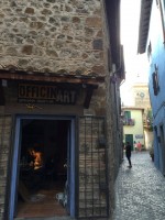 まるで絵画のような風景。工房の中には老年の男性が