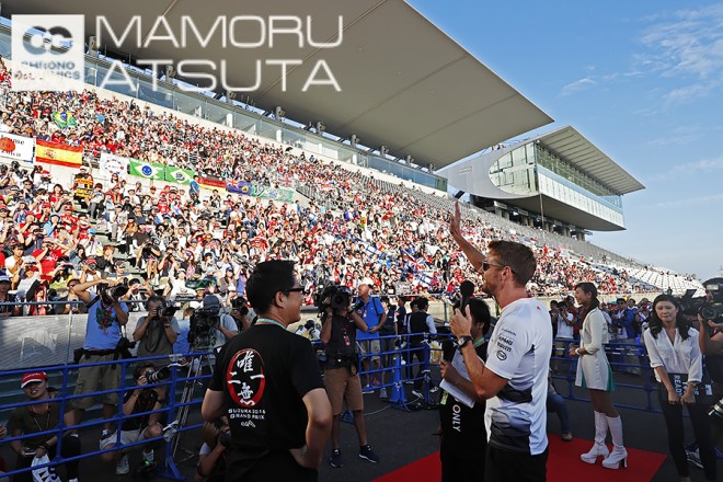 Shots!──木曜から大勢のファン。小松さんの横断幕も:熱田カメラマンブログ@日本GP1回目