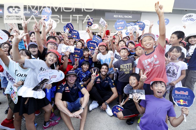 Shots!──木曜から大勢のファン。小松さんの横断幕も:熱田カメラマンブログ@日本GP1回目
