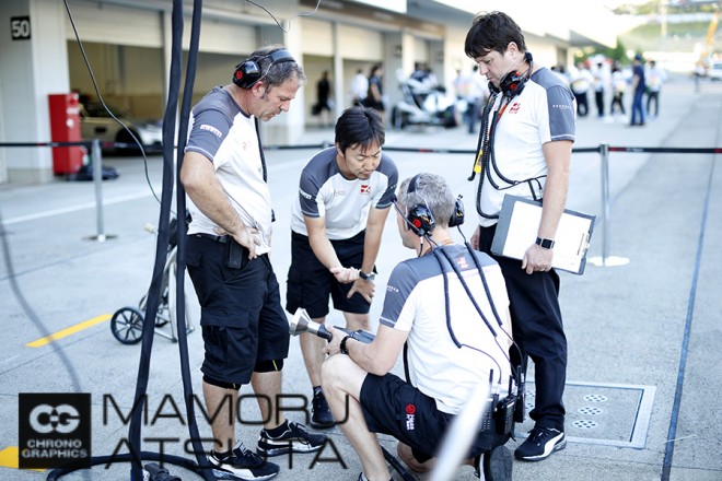 Shots!──木曜から大勢のファン。小松さんの横断幕も:熱田カメラマンブログ@日本GP1回目