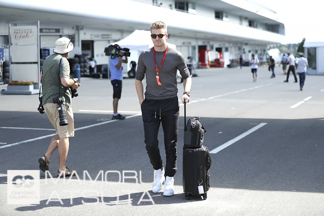 Shots!──木曜から大勢のファン。小松さんの横断幕も:熱田カメラマンブログ@日本GP1回目