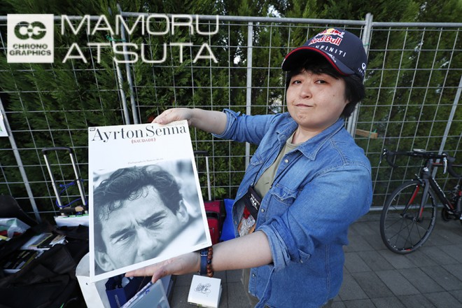 Shots!──木曜から大勢のファン。小松さんの横断幕も:熱田カメラマンブログ@日本GP1回目