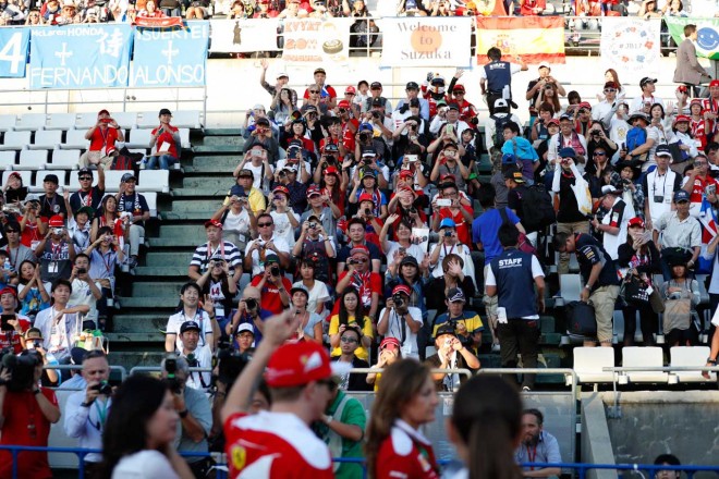 Shots!──木曜から大勢のファン。小松さんの横断幕も:熱田カメラマンブログ@日本GP1回目