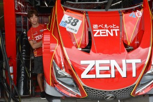 カウルの影から“影武者作戦”を見守る立川祐路