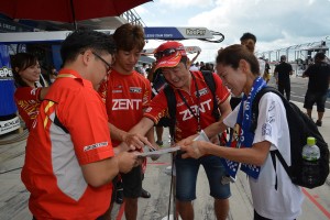 日本からのファンには、きっちりサインに応じていた。