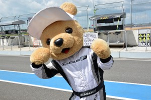 何やら手に持って愛想を振りまくレクサスくま吉