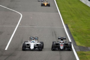 2016年F1第17戦日本GP フェリッペ・マッサ(ウイリアムズ) フェルナンド・アロンソ(マクラーレン)