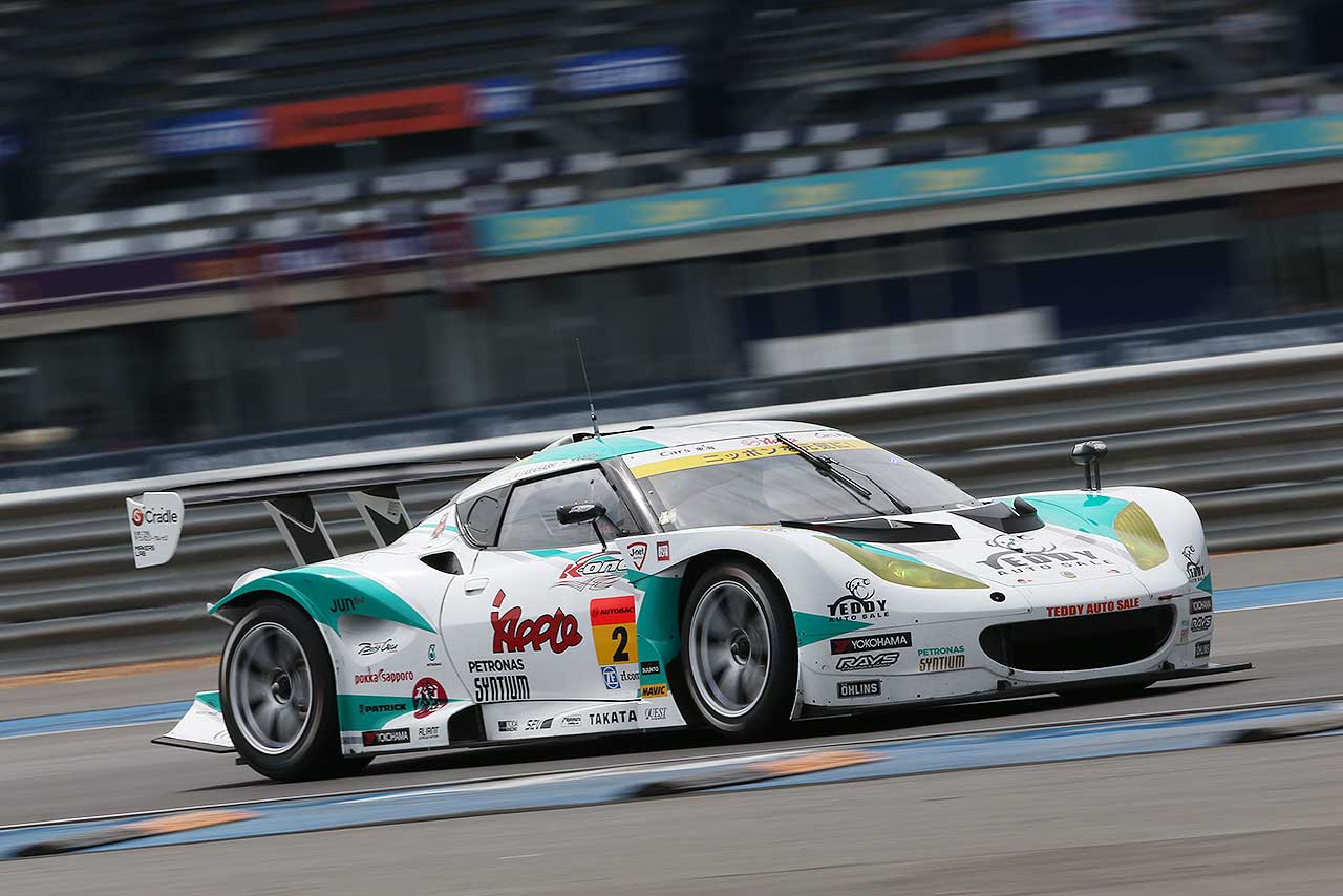 前日に負ったマシンダメージの修復は困難と判断し、リタイア届けを提出したシンティアム・アップル・ロータス