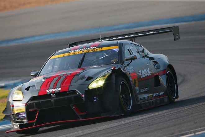 接触で左フロントが破損したGAINER TANAX GT-R