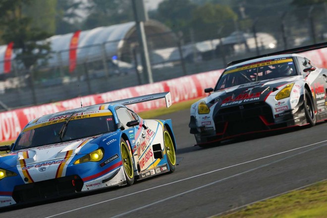 テール・トゥ・ノーズの攻防を繰り広げるUPGARAGE BANDOH 86とB-MAX NDDP GT-R