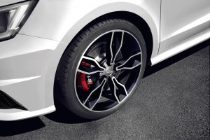 18インチを履く足元にはアウディ・エクスクルーシブ専用のカラード・キャリパーも