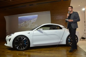 アルピーヌ『ビジョン』について説明するデザインディレクターのアントニー・ヴィラン