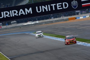 Bric Box Hotel Buriramの部屋の前から撮影した『ジャズ・ワンメイクレース』の様子