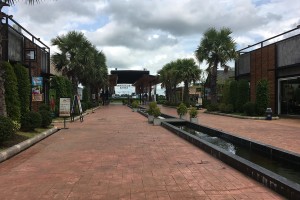 スタジアム裏にできた『BURIRAM CASTLE』。ファーストフード店等が多く入る。