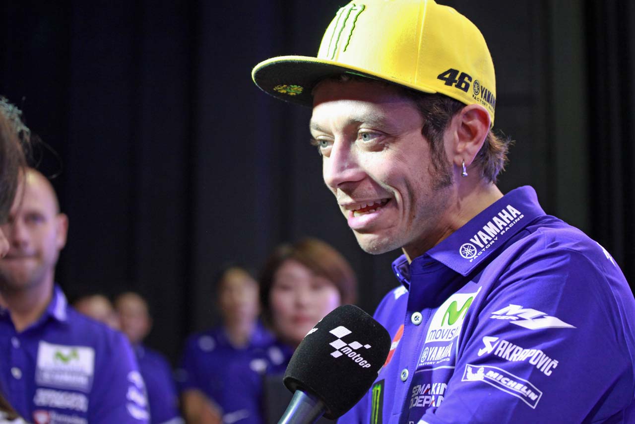 ドルナのインタビューに答えるバレンティーノ・ロッシ