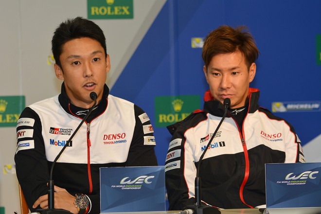 記者会見に出席した中嶋一貴と小林可夢偉