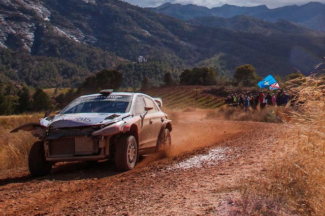 クラッシュの影響で、フロンエンドが破損したヌービルのマシン