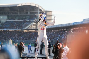 DTM第18戦ホッケンハイム/ゴール後、チャンピオン獲得を喜ぶマルコ・ウィットマン
