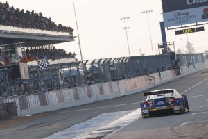 トップでチェッカーを受けるWedsSport ADVAN RC F(#19)