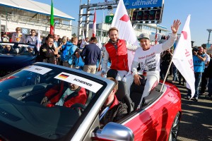 ホッケンハイムでファンの声援に応えるティモ・シャイダー