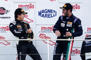 表彰台で勝利を喜ぶデシデリと笠井