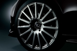 19インチ鍛造アルミホイール&ナットセット:スポーク部分の造形にもこだわりながら専用開発をおこなった、軽量・高剛性の鍛造アルミホイール