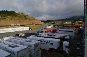 オートポリスのパドックには、3メーカーのトランスポーターとともにタイヤメーカーのトランポも到着。