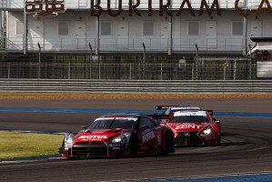 開幕戦からランキングトップを守るMOTUL GT-Rをレクサス陣営が追いかける展開となったチャンピオン争い。2レース制となった最終戦もてぎはどんな戦いになるのか。