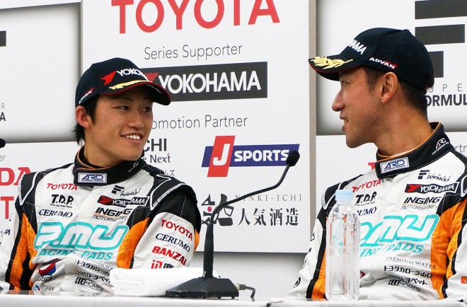 レース1後会見に登場した国本雄資（P.MU／CERUMO・INGING）と石浦宏明（P.MU／CERUMO・INGING）