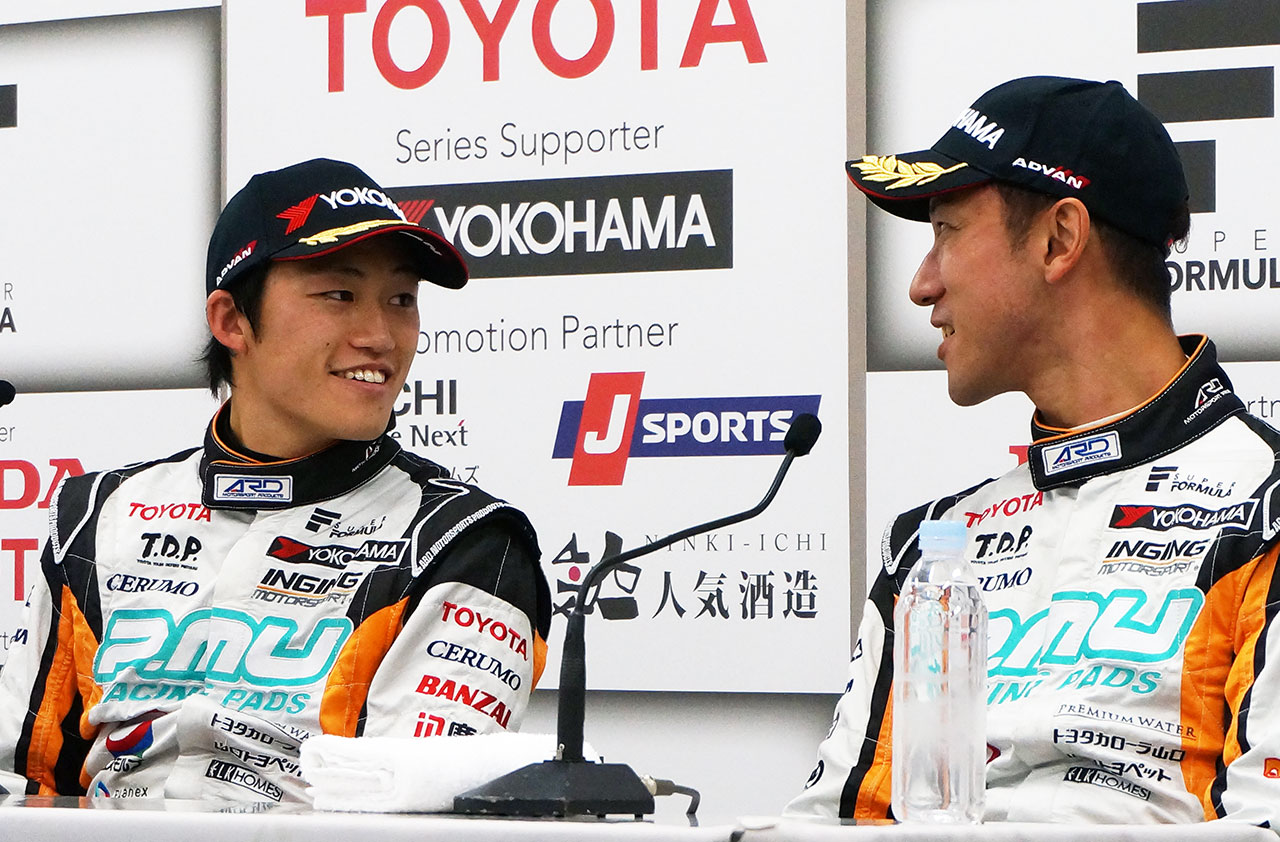 レース1後会見に登場した国本雄資（P.MU／CERUMO・INGING）と石浦宏明（P.MU／CERUMO・INGING）