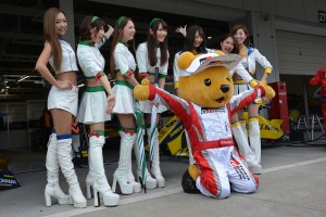 あいかわらずモテモテのトヨタくま吉。