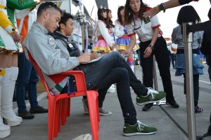 キッズピットウォークでサイン中のロッテラー。