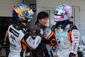 レース後、チームメイトの石浦宏明と握手をかわす国本雄資