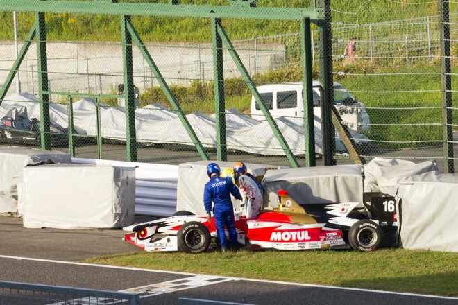 山本尚貴（TEAM 無限）に大きな怪我はない模様で、自力でマシンを脱出。客席からも安堵の声が上がった