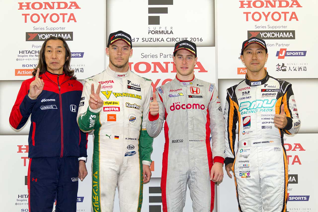 スーパーフォーミュラ第7戦決勝レース2で表彰台を獲得したドライバー陣とDOCOMO TEAM DANDELION RACINGの村岡潔監督