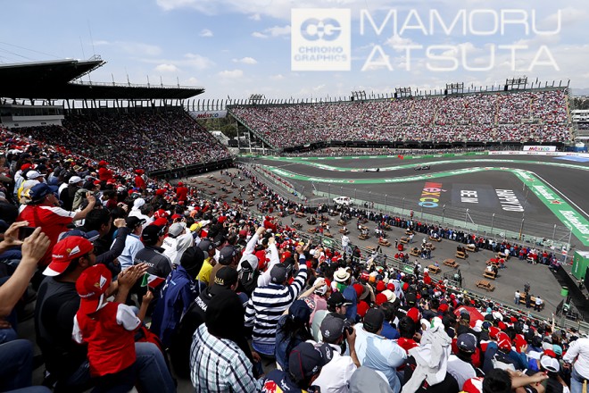Shots!──ビール片手に盛り上がる満員のスタジアム＠メキシコGP3回目