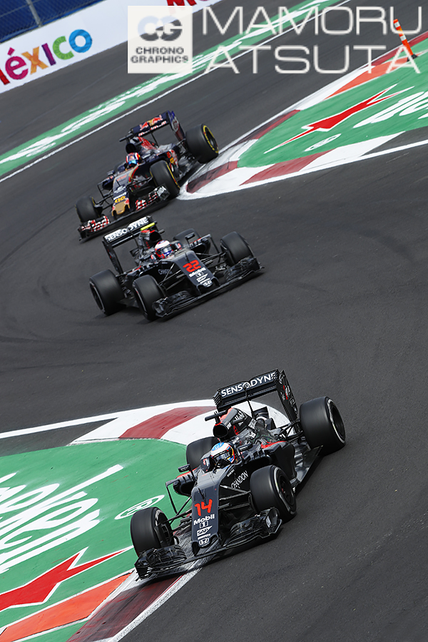 Shots!──ビール片手に盛り上がる満員のスタジアム＠メキシコGP3回目