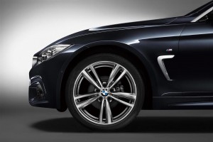 バイ・カラーとなる19インチのツインスポークアルミホイール