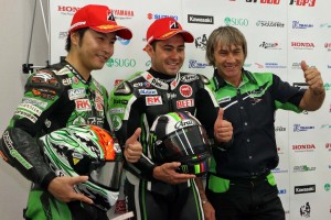 息子と渡辺 一樹と一緒に写真を獲るロン・ハスラム