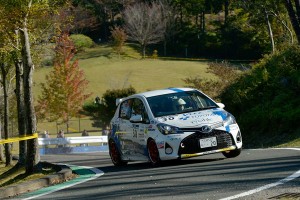 今シーズン9戦中8勝という圧倒的な成績でチャンピオンを獲得した天野智之/井上裕紀子組のトヨタ・ヴィッツRS